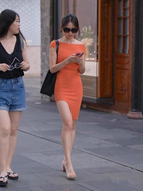 针织连衣裙美女，搭配纯黑色挎包，时尚高级上档次