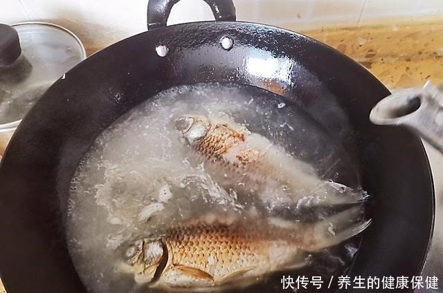 鱼汤不要直接炖,多加一个步骤,鱼汤像牛奶一样白