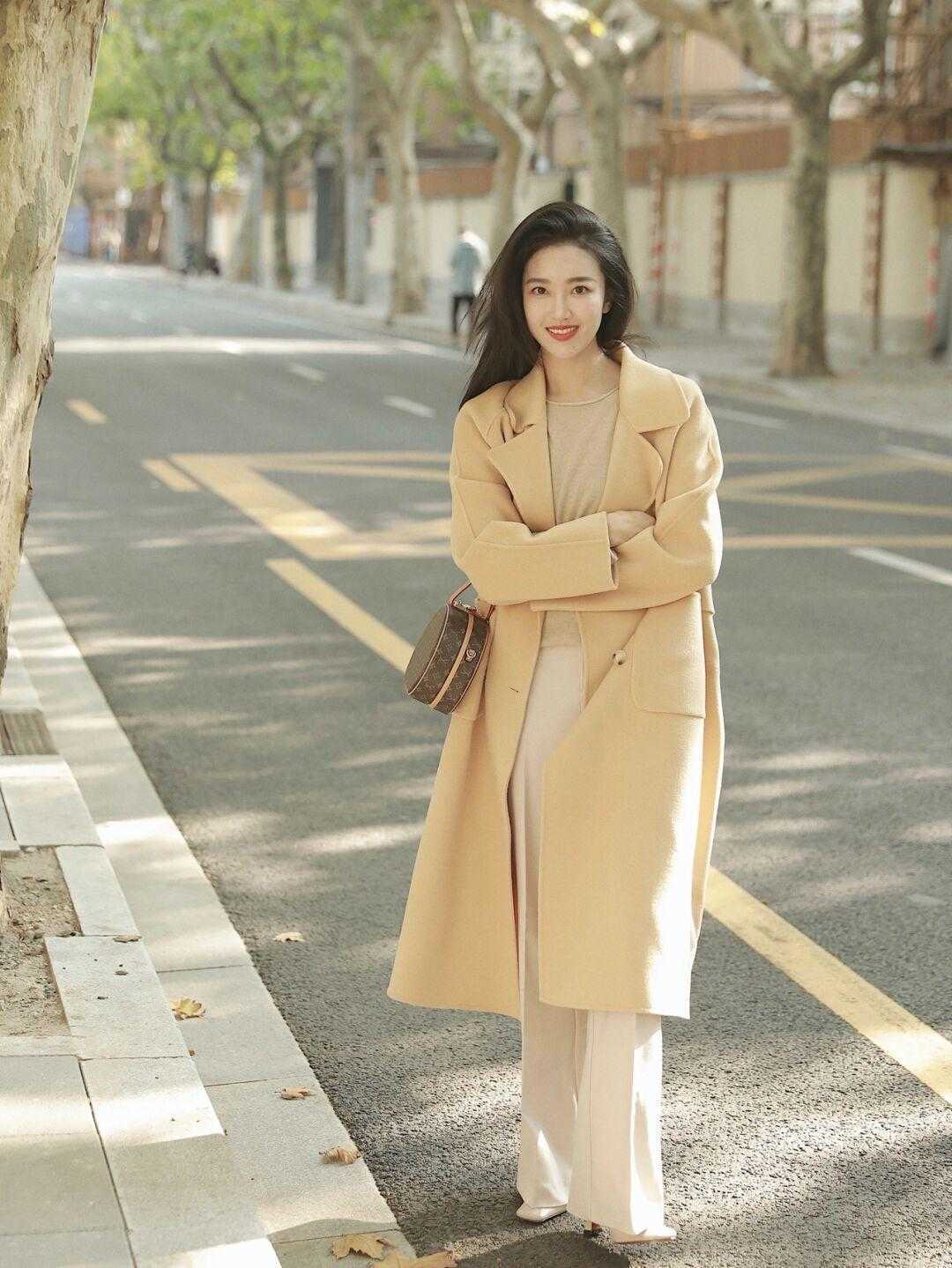 打底衫 冬季大衣不要只会穿黑色,这些浅色大衣温柔又显白,减龄优雅