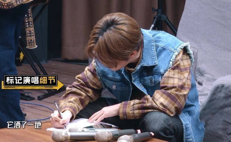 房间|邓超带摄像闯入鹿晗房间,床上一件私人物品引热议,网友:明白了