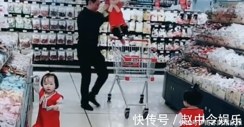 爷爷|爷爷带三胞胎逛超市，不料宝宝们却做出这样的反应，爷爷好想哭