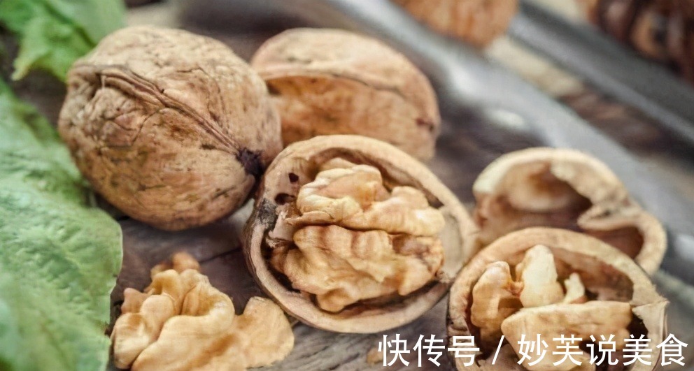 补水|女人爱美适合常吃3种食物,补水润肤,排毒抗衰,肌肤水嫩又光滑