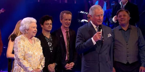 睡着|有妈的孩子像块宝:70岁查尔斯看球睡着,92岁女王微笑不忍叫醒他