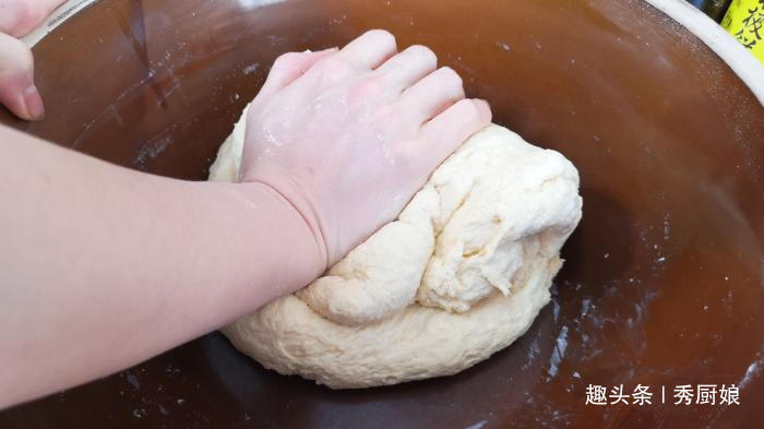 炸油条时,有人加鸡蛋,有人加泡打粉,其实都不对,教你正确做法