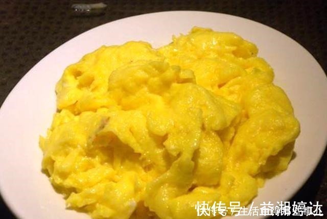 鸡蛋|炒鸡蛋时,不要直接下锅炒,记得加点它,鸡蛋更鲜更嫩