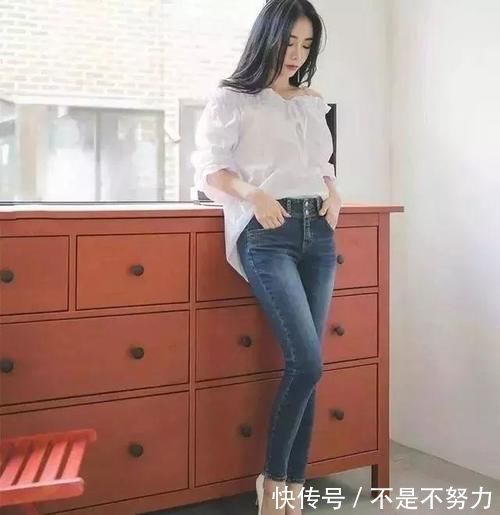 利落笔挺 白色牛仔裤你见过吗？少妇换上牛仔裤搭配黑色吊带，性感又迷人
