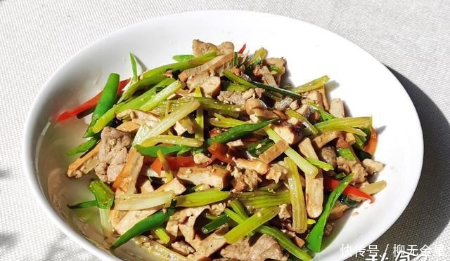 香芹炒香干|用吃1盒快餐的钱,自己在家里做了3道菜,有荤有素,好吃还下饭