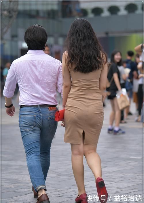 连衣裙 肉色修身连衣裙搭配红色浅口鞋,经典百搭,尽显优雅大气