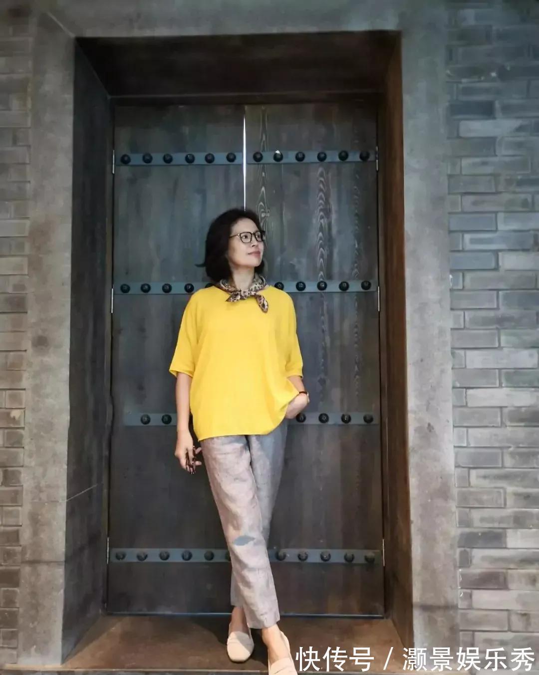 驼色 这才是50、60岁女人该有的穿搭,不装嫩也不老气,优雅而高级