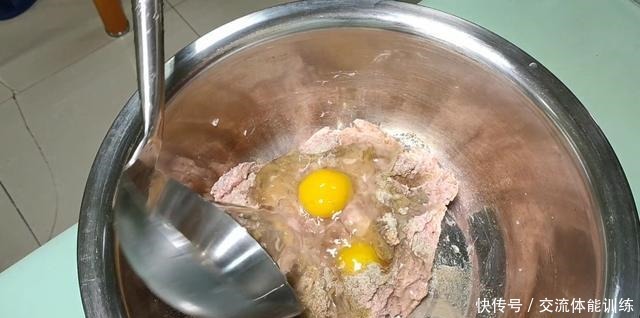 简单的家常菜《萝卜丸子汤》丸子好吃,汤鲜味美的秘密