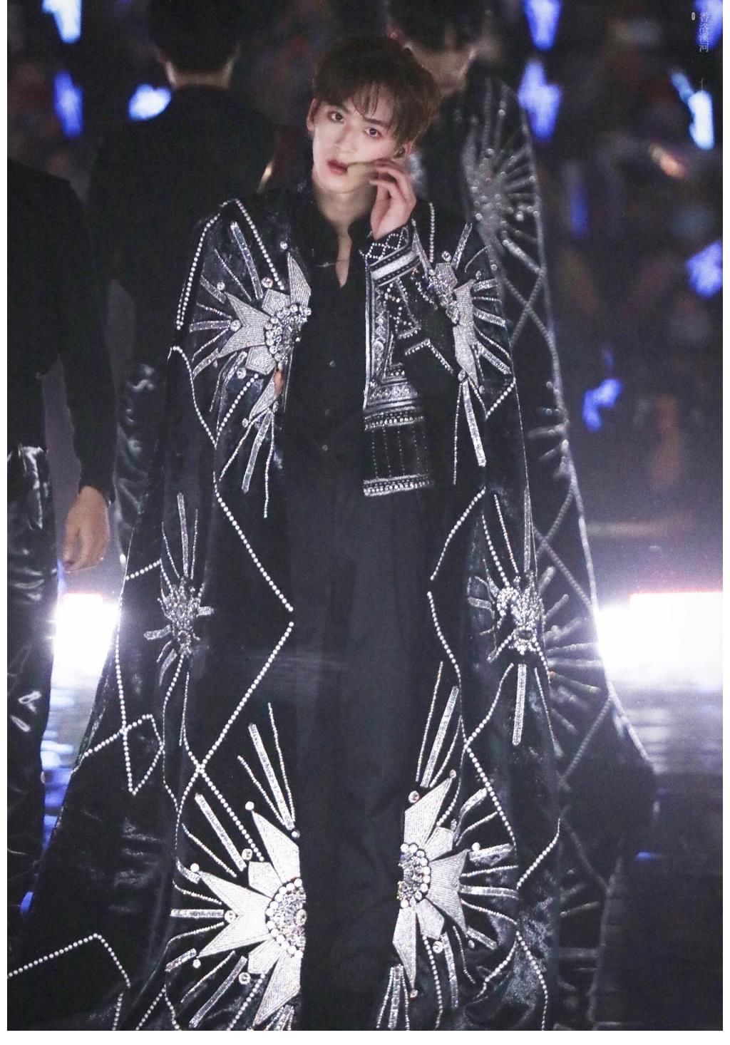 人氣偶像何洛洛：R1SE解散后，他的熱度和資源都“飛升”了