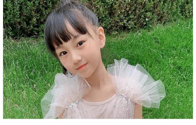 8岁阿拉蕾同框董力，“小山竹”近照曝光，邓伦宠爱的女孩长大了