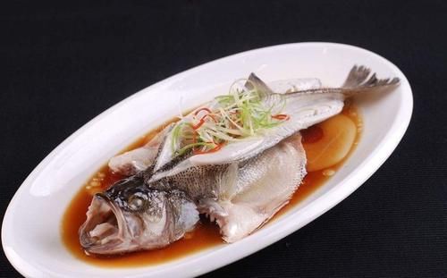 清蒸鲈鱼时，不要直接上锅蒸，多加一步，鲈鱼更鲜更嫩还不腥