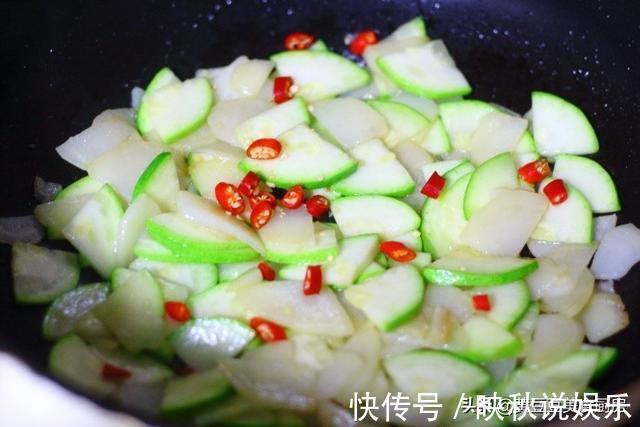 小米椒|土豆别再炒土豆丝了,这种做法才是孩子最爱的,炒一盘都不够吃