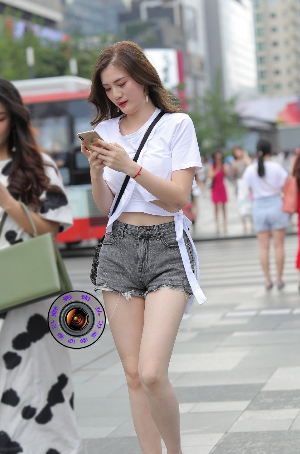 服饰搭配|T恤加短裤搭配高跟凉拖鞋,简单大方的搭配也能穿出大长腿的效果