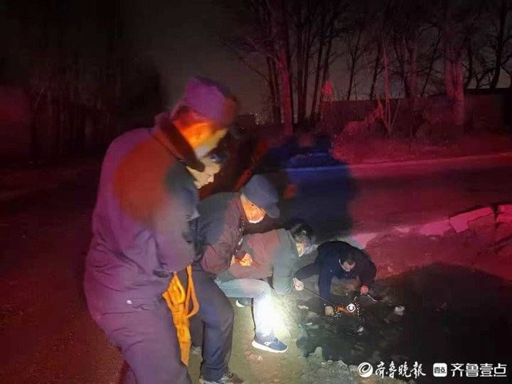 张国桐|寒冬深夜男子不慎落水，民警火速救援