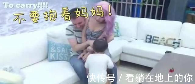 吃醋|看到妈妈坐在爸爸腿上,1岁女儿这吃醋的模样,让爸妈哭笑不得