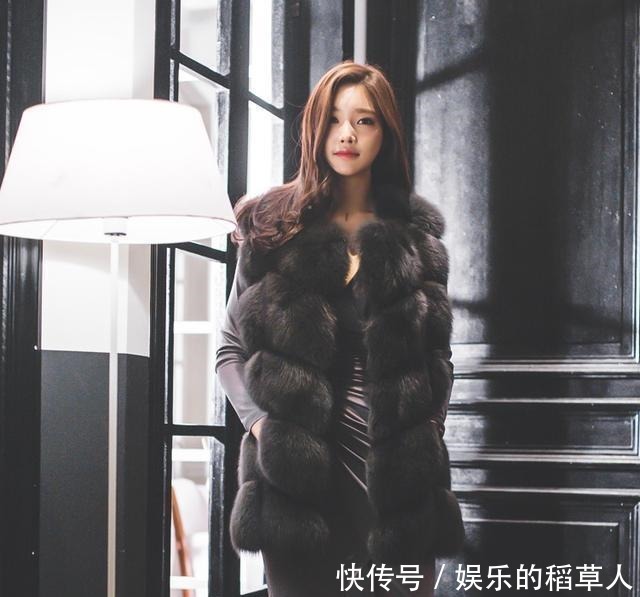 穿着|女孩青春有活力,穿着一条连衣裙,时尚又不失甜美