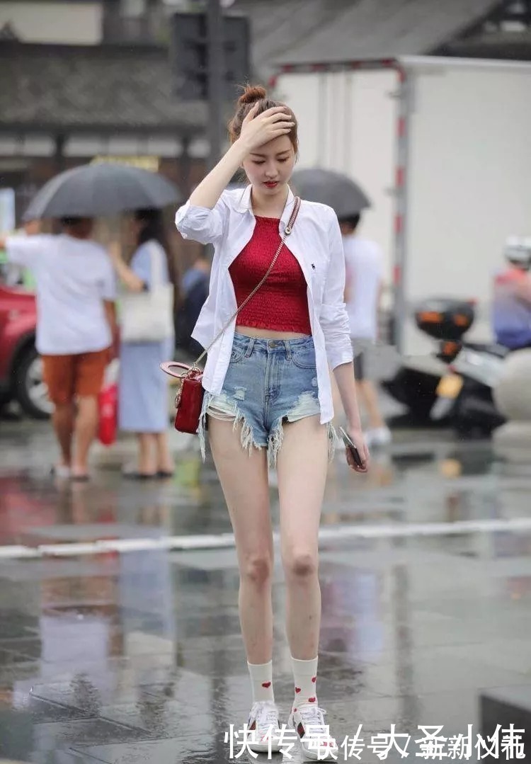 抹胸|美女街拍红色抹胸搭配牛仔短裤,将时尚玩出新高度