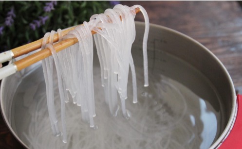 水泡发粉条|餐馆炒粉条爽滑好吃,在家炒就粘锅,原来是我们少做了这一步骤