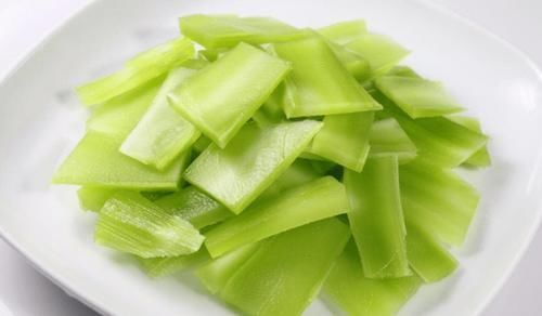 炒莴笋时,不要切了就下锅炒,多做一步,莴笋更脆更入味,好吃