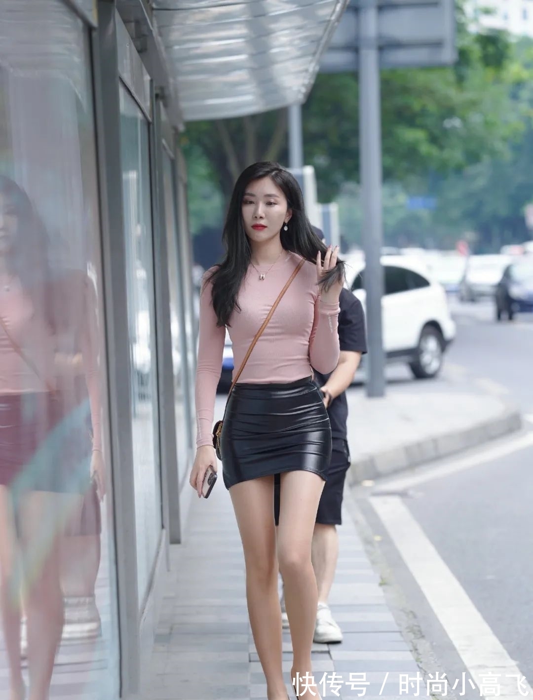 黑裙|街拍:穿黑裙的时尚女生,长发的女孩都好看