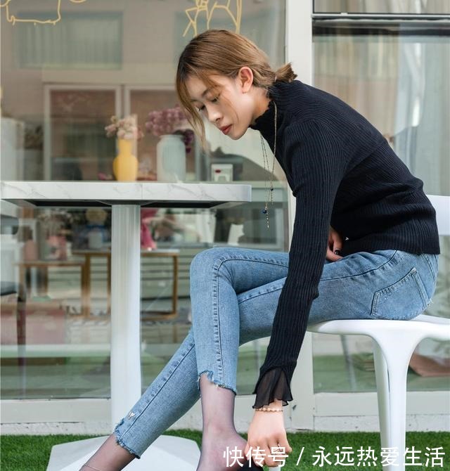 针织衫 黑色针织衫搭配浅蓝色牛仔裤,知性优雅,让人心生好感!