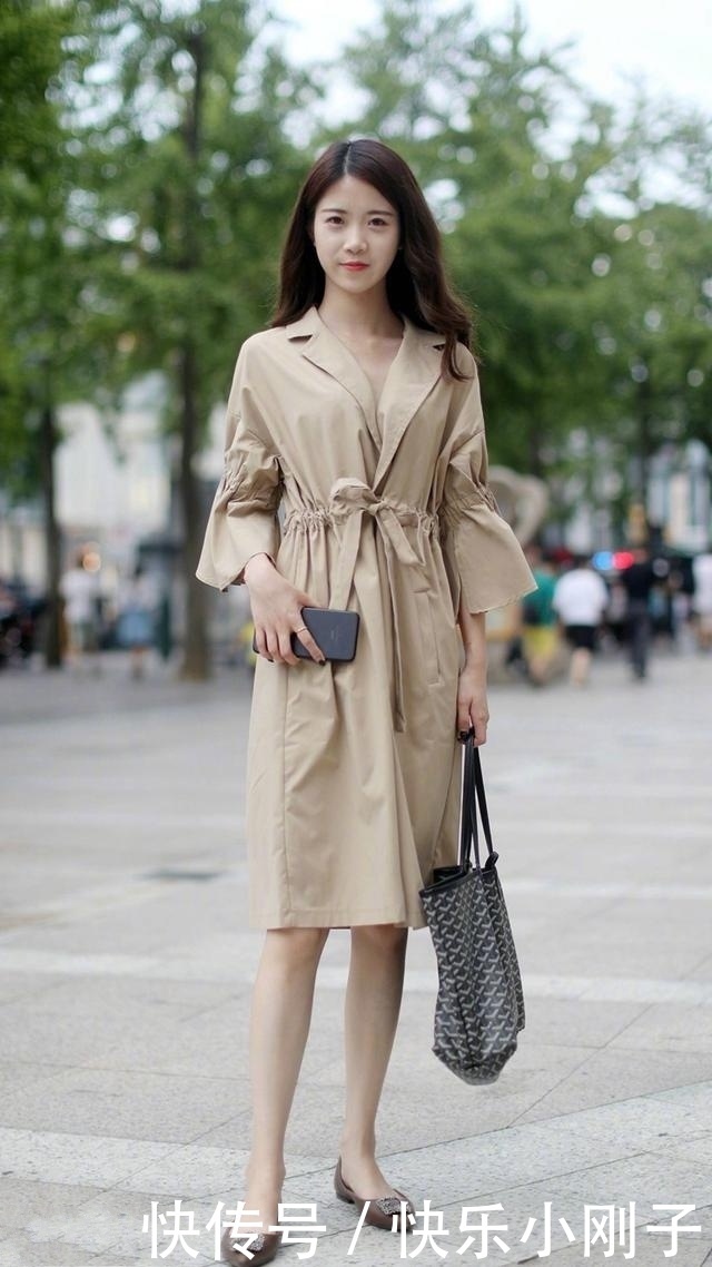 时尚穿搭,黑色连衣裙采用上下一体的紧身