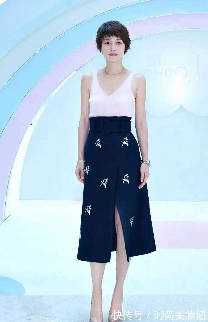 时髦|被马伊琍的穿搭圈粉了，粉色吊带衫配开叉半身裙，高级又时髦