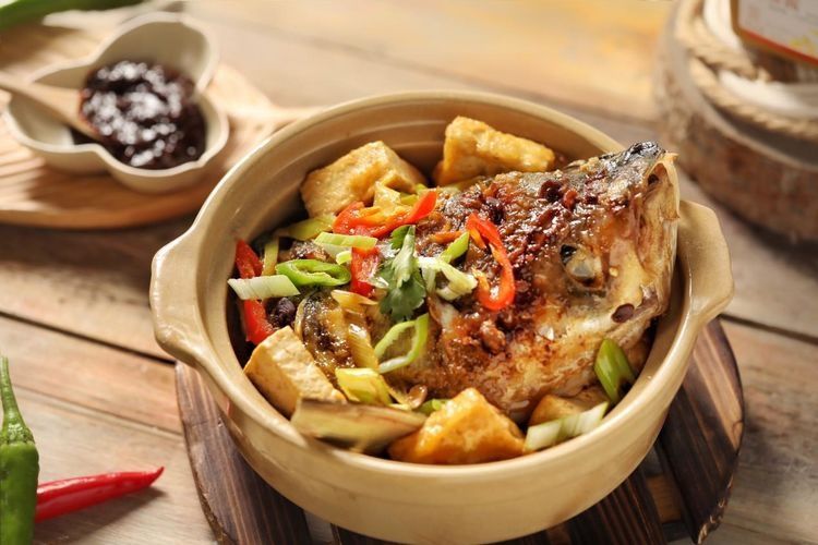 一个鱼头加一块豆腐这样一锅炖，很多人吃了都会上头，太下饭了