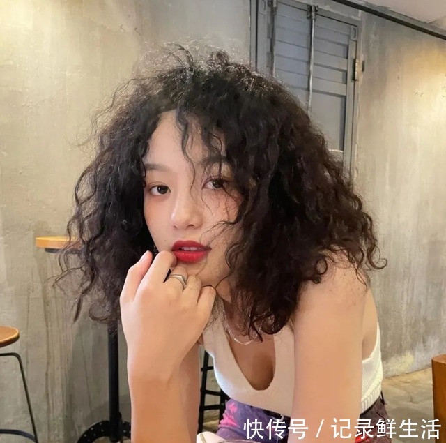 穿搭","m":"c4cf322434381188dca137cd8856870d35ae357","nlabel":"stat_3045611159:zm.news.so.com:54+N5oOc5Lul5b6A55qE57yY5YiG5LiO5oSf5oOF,pageType_zmt,glevel_3","ntag":"tfashion;sfashion_时尚;kfashion_1:穿搭;kfashion_1:打底裤;c