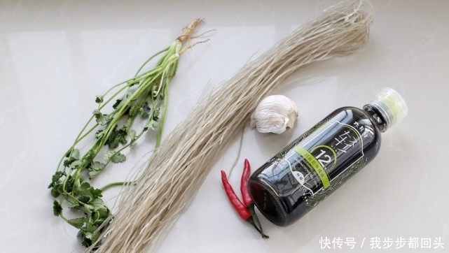 教你自己在家就能制作酸辣粉,吃起来很过瘾