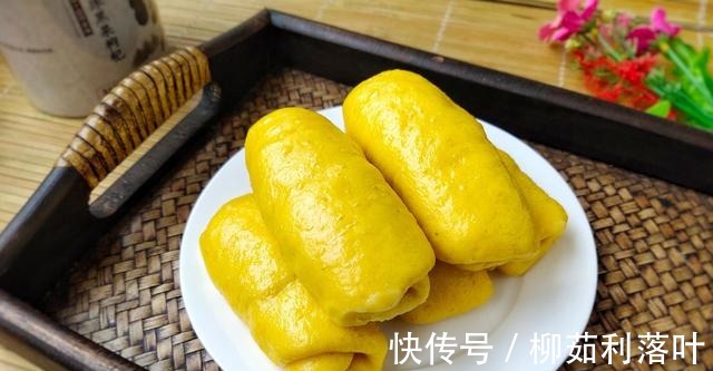 松软|入秋南瓜别蒸着吃,抓把红豆卷一卷,比面包还松软,我家1周吃3次!
