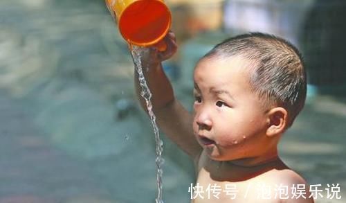 夫妻|90后夫妻带娃睡觉意外走红,“佛系带娃”成家长界的一股清流