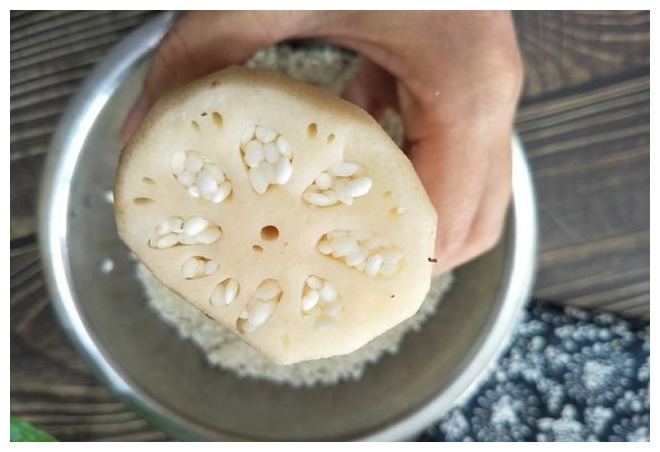 莲藕别总炒着吃了,教你做成红糖糯米藕,软糯鲜香,全家爱吃