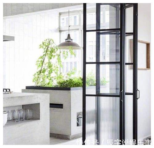 折叠门|有钱人厨房早主不装推拉门了,装这种更美观实用,不得不感叹聪明