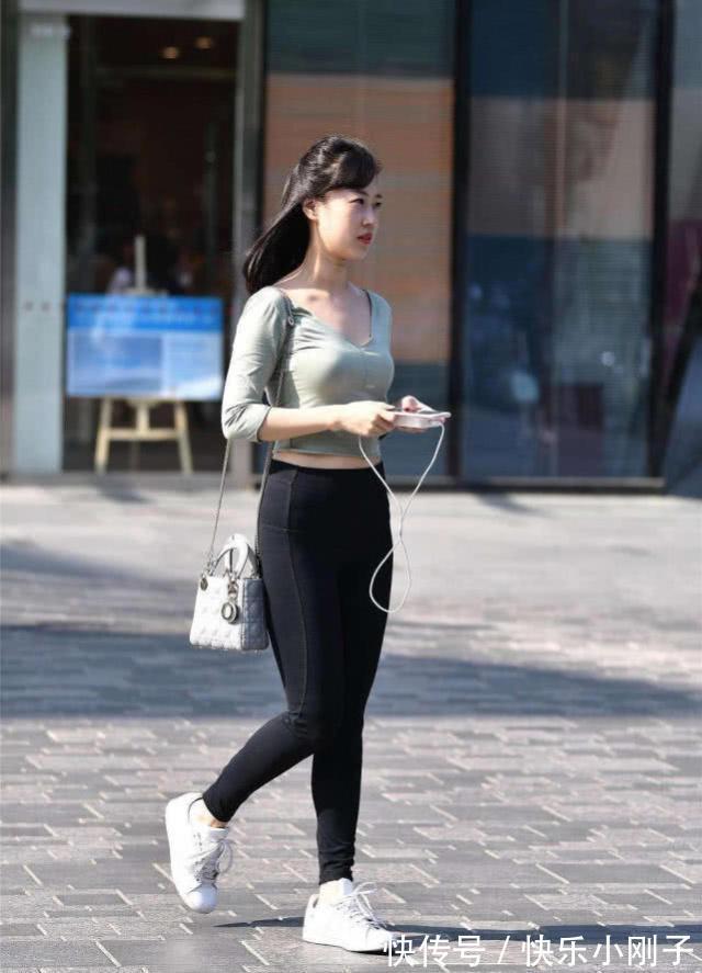 休闲西装 看起来满满都是品味,打底裤的穿搭告诉你,腿型是很重要的