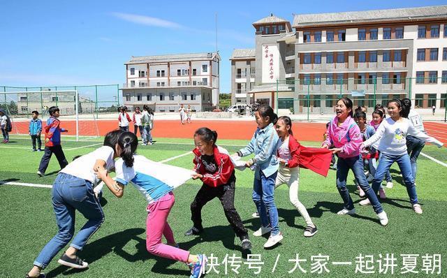 妈妈|冬季的幼儿园门口，就是父母的''睡衣秀''，孩子们已''无地自容''