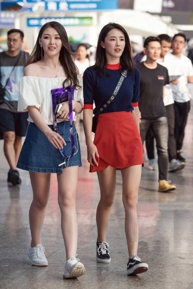 街拍：时尚姐妹花，简洁搭配帅气大方，优美身姿优雅不凡