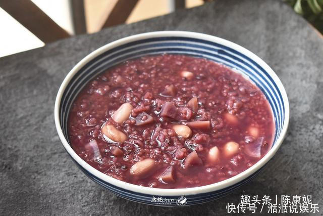 入秋|入秋了,早上喝粥好处多,五种食材煮粥,香滑浓稠,营养好消化