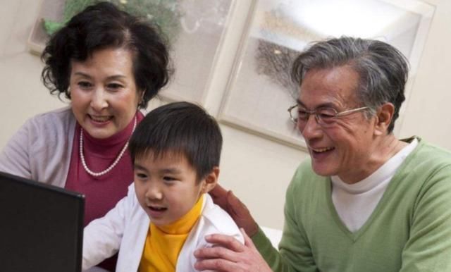 b'别看我,看娃',年轻外婆产房被围观,路人:才生完就溜达了?