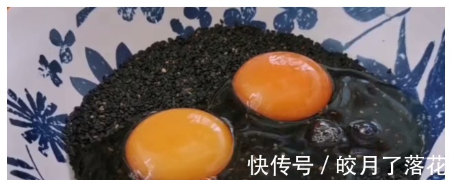 大人|1碗芝麻2个鸡蛋，教你一种新做法，松软又拉丝，大人孩子抢着吃！