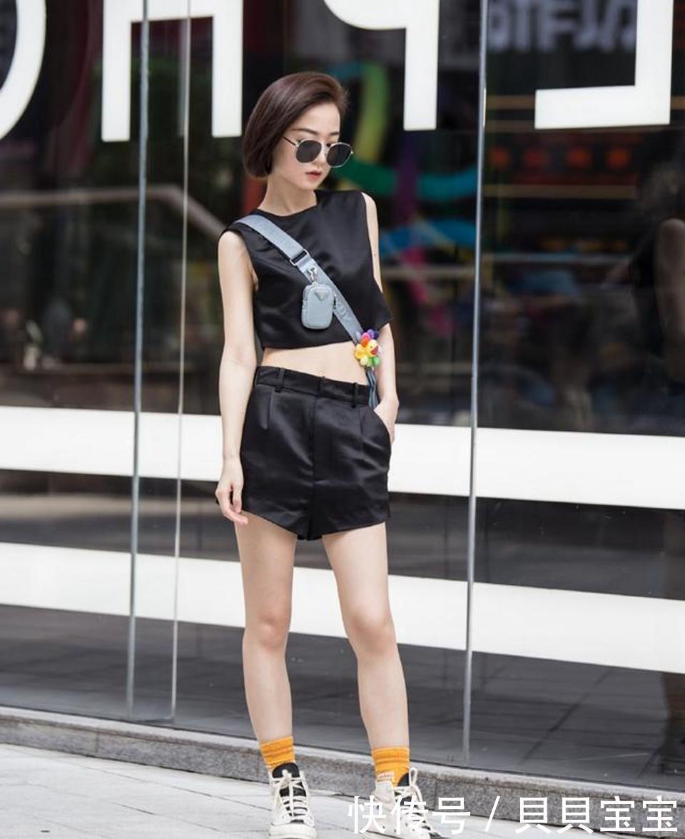 美女选择黑色丝袜搭配短靴,简单时尚