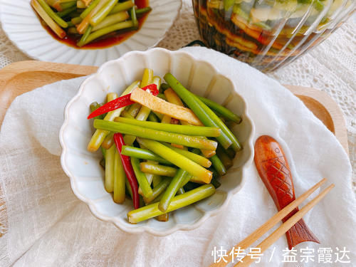 酸辣|多年的腌蒜苔配方，记住“6味3细节”，酸辣脆爽，2小时就能吃