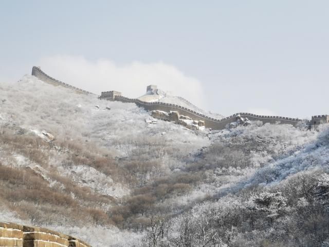 漫山遍野披“白纱”，雪后八达岭一幅水墨画