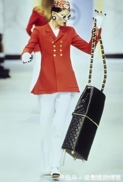 连体裤 香奈儿设计师眼光真厉害93年设计的衣服,至今仍流行,不服不行