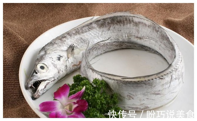 炸带鱼直接下锅炸难怪腥味重，多加这三步，带鱼不腥不腻又酥脆