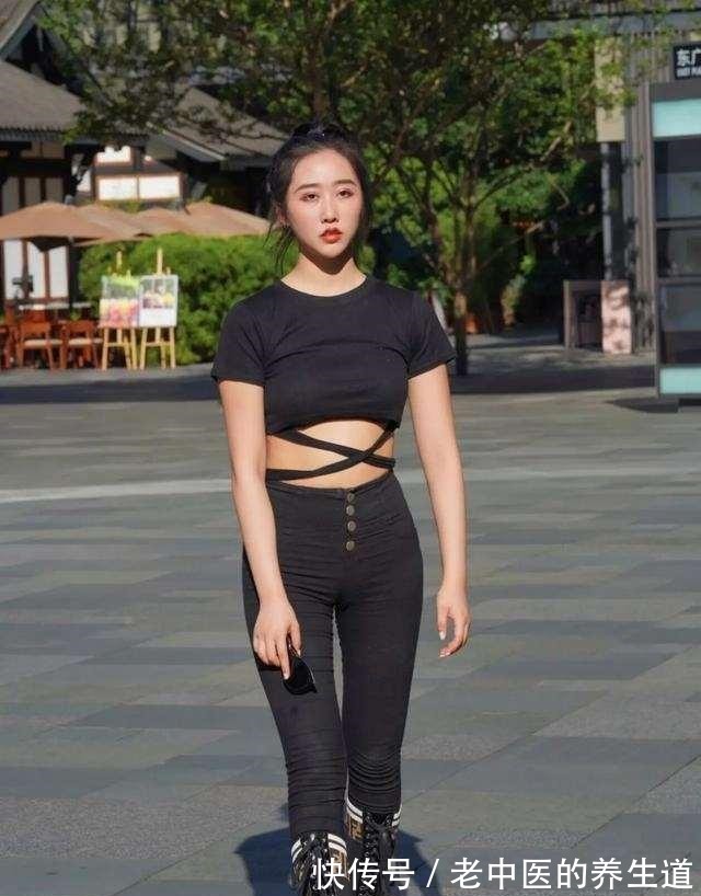 包包 黑色露脐短袖搭配黑色高腰打底裤,整体显瘦显高,气质妩媚!