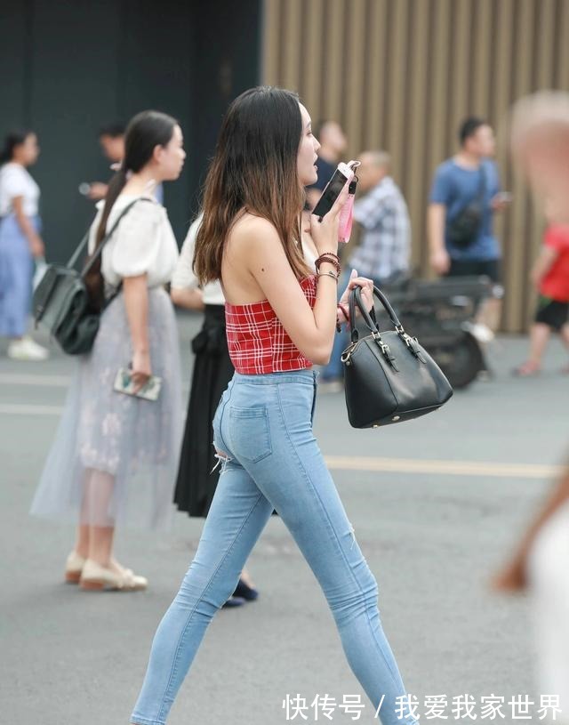 小辣妹 红色格子抹胸背心搭配破洞牛仔裤，干净利落，体现了她的时髦气质！
