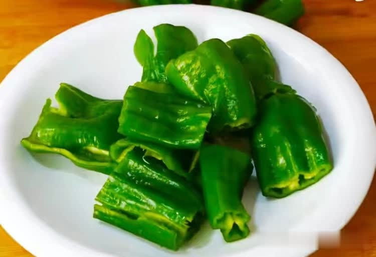 江一舟|青椒用擀面杖压一压，真是太厉害了，没想到这么好吃，开胃又下饭
